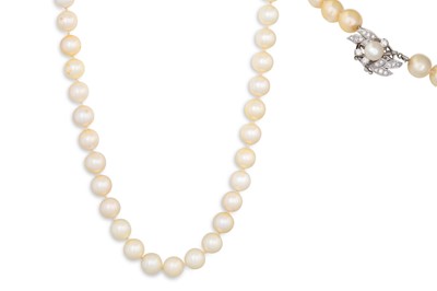 Lot 231 - A SET OF CULTURED PEARLS, to a diamond and...