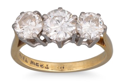 Lot 241 - A THREE STONE DIAMOND RING, the brilliant cut...