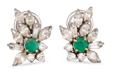 Lot 242 - A PAIR OF DIAMOND AND EMERALD CLUSTER EARRINGS,...
