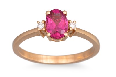 Lot 113 - A PINK TOURMALINE AND DIAMOND THREE STONE RING,...
