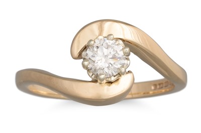 Lot 237 - A DIAMOND SOLITAIRE RING, the round brilliant...