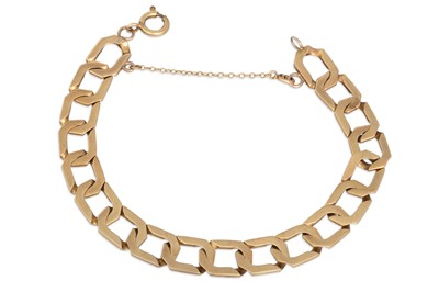 Lot 307 - A SQUARE CURB LINK 9CT YELLOW GOLD BRACELET,...