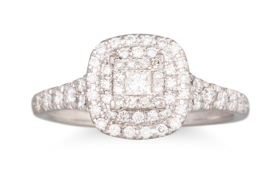 Lot 245 - A DIAMOND CLUSTER RING, to diamond shoulders,...