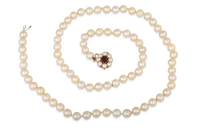 Lot 1 - A CULTURED PEARL NECKLACE, to a gold, pearl...