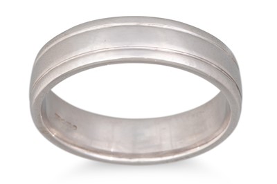 Lot 277 - A GENT'S 9CT GOLD BAND RING, 7.6 g. size U-V