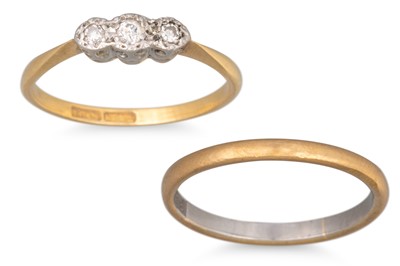 Lot 282 - A THREE STONE DIAMOND RING, in 18ct yellow...