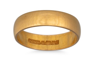 Lot 287 - A 22CT GOLD BAND RING, 4.3 g. size M