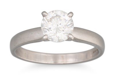 Lot 314 - A DIAMOND SOLITAIRE RING, the round brilliant...