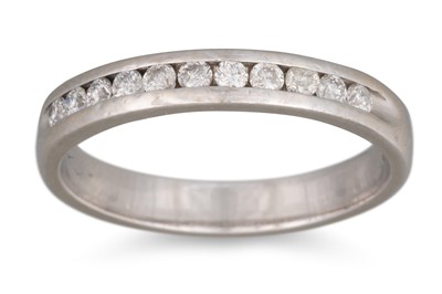 Lot 339 - A DIAMOND HALF ETERNITY RING, the brilliant...