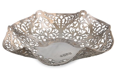 Lot 468 - AN IRISH 1985 SILVER BON BON DISH, lace work...