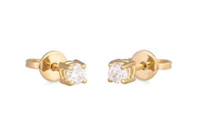 Lot 90 - A PAIR OF DIAMOND STUD EARRINGS, the brilliant...