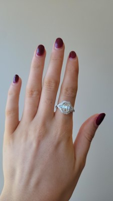 Lot 193 - AN ILLUSION SET BAGUETTE DIAMOND CLUSTER RING,...
