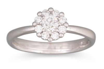 Lot 197 - A DIAMOND CLUSTER RING, of circular form...