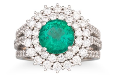 Lot 198 - A DIAMOND AND EMERALD CLUSTER RING, the...