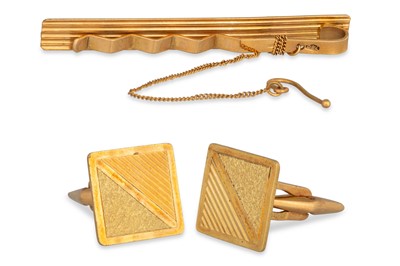 Lot 357 - AN 18CT GOLD TIE CLIP, together with 18ct gold...