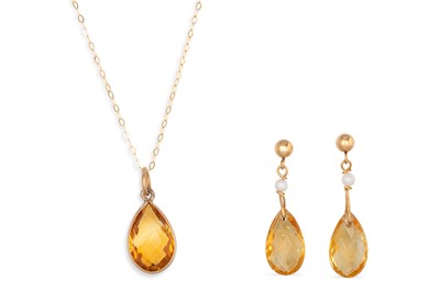 Lot 11 - A PAIR OF GOLD AND CITRINE DROP EARRINGS,...