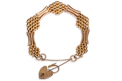 Lot 18 - AN ANTIQUE GOLD GATE BRACELET, padlock clasp,...