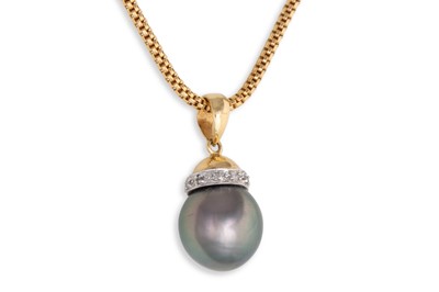 Lot 23 - A CULTURED TAHITIAN PEARL AND DIAMOND PENDANT,...