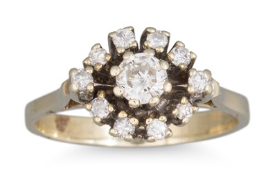 Lot 25 - A DIAMOND CLUSTER RING, the central diamond to...