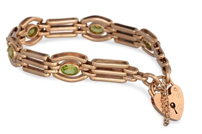 Lot 26 - A 9CT GOLD GATE BRACELET, set with peridot,...