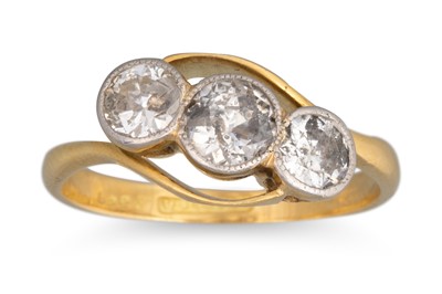 Lot 27 - AN ANTIQUE DIAMOND THREE STONE RING, of cross...