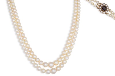 Lot 32 - A CULTURED PEARL NECKLACE, cream pearls with...