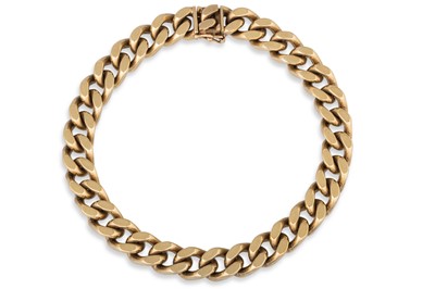 Lot 353 - A 9CT YELLOW GOLD FLAT CURB LINK BRACELET, 43 g