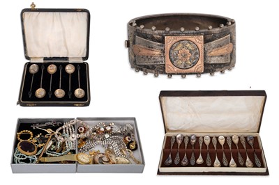 Lot 38 - AN ANTIQUE VICTORIAN SILVER AND GOLD HINGED...