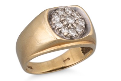 Lot 2 - A GENT'S DIAMOND SET CLUSTER RING, mounted in...