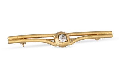 Lot 376 - A DIAMOND SET BAR BROOCH, 7.5 g.