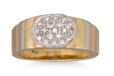 Lot 378 - A PAVE SET DIAMOND RING, mounted in 18ct...