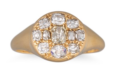 Lot 381 - A DIAMOND CLUSTER RING, the old cut diamond...