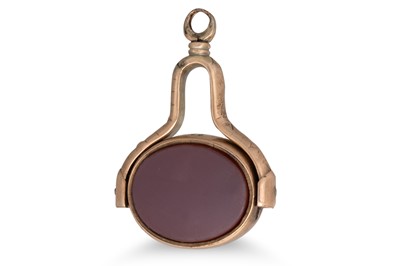 Lot 134 - AN ANTIQUE 9CT GOLD SWIVEL SEAL, set with...