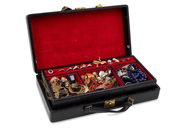 Lot 201 - A LARGE COLLECTION OF VINTAGE COSTUME...