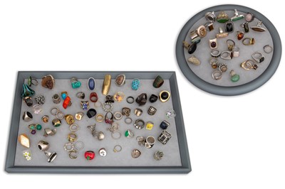 Lot 203 - A LARGE COLLECTION OF VINTAGE RINGS, in...