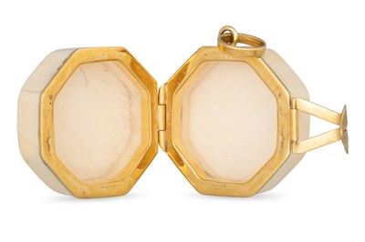 Lot 205 - A VINTAGE BOX/PENDANT, 18ct gold mounted