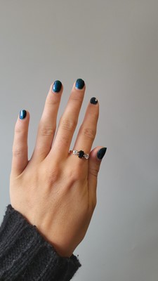 Lot 116 - A DIAMOND AND SAPPHIRE THREE STONE RING,...