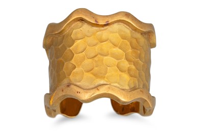 Lot 165 - A VINTAGE CONTINENTAL GOLD WRAP AROUND RING,...