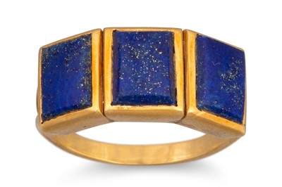 Lot 167 - A VINTAGE LAPIS LAZULI SET RING, Portuguese...