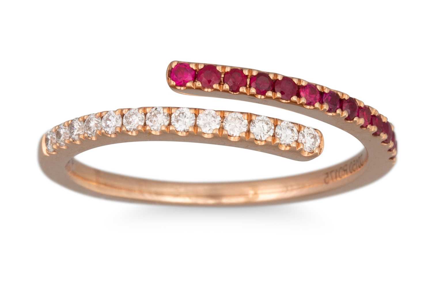 Lot 40 - A DIAMOND AND RUBY SET RING, split band design,...
