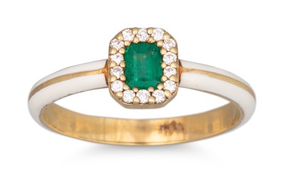 Lot 191 - AN EMERALD AND DIAMOND CLUSTER RING, with...