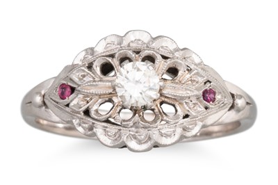 Lot 188 - A VINTAGE STYLE DIAMOND RING, the central...