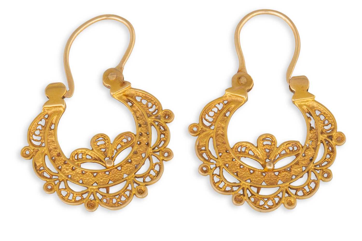 Lot 190 - A PAIR OF 18CT YELLOW GOLD HOOP STYLE EARRINGS,...