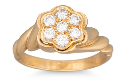 Lot 217 - A DIAMOND 'DAISY' CLUSTER RING, mounted in...