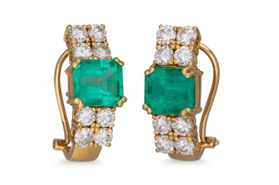 Lot 219 - A PAIR OF EMERALD AND DIAMOND DROP EARRINGS,...