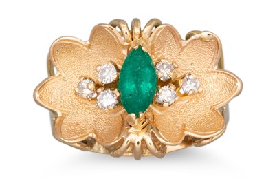 Lot 146 - A VINTAGE STYLE EMERALD AND DIAMOND RING,...