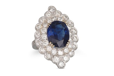 Lot 160 - A DIAMOND AND SAPPHIRE CLUSTER RING, the oval...