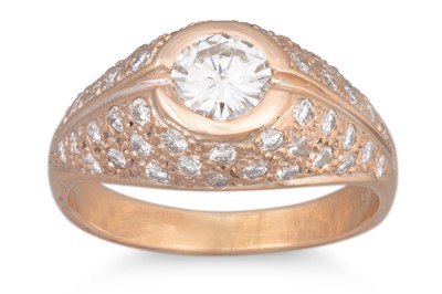 Lot 162 - A DIAMOND CLUSTER RING, the brilliant cut...