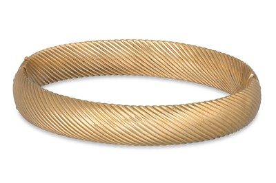 Lot 39 - A GOLD BANGLE, ribbed decoration, 13 g.