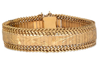 Lot 43 - A VINTAGE GOLD BRACELET, with bright cut...